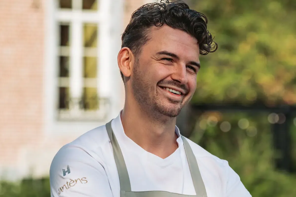 Stijn Antens in Antèns-schort voor het kasteel